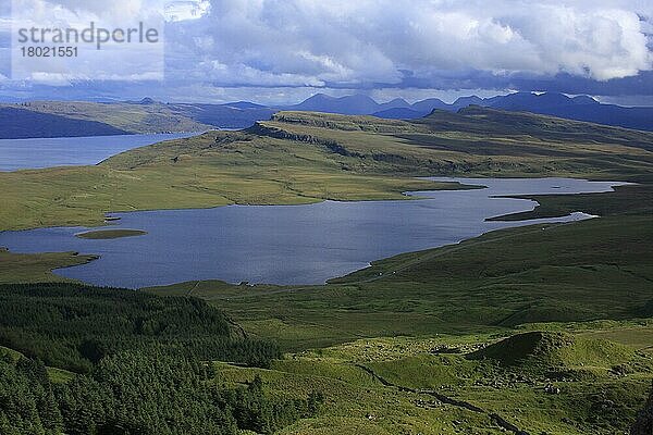 Ansicht der Hochlandlandschaft mit Loch  Loch Leathan  Storr  Trotternish Peninsula  Isle of Skye  Innere Hebriden  Schottland  August