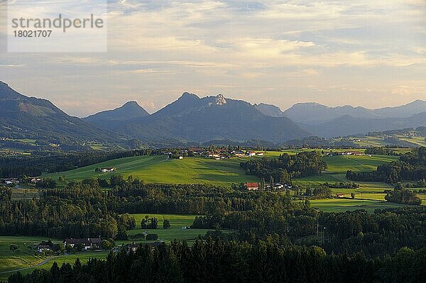 Blick vom Aussichtsturm auf Ratzinger Höhe in Richtung Parnsberg  August  Rimsting  Chiemgau  Bayern  Deutschland  Europa