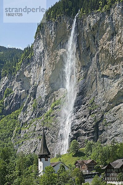 Wasserfall  der über eine Bergklippe fließt  Staubbachfall  Lauterbrunnen  Berner Alpen  Schweiz  Juni  Europa