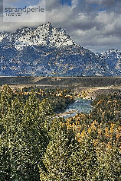 Blick auf Bergkette und bewaldetes Flusstal  Snake River  Grand Teton N. P. Wyoming (U.) S. A. Oktober