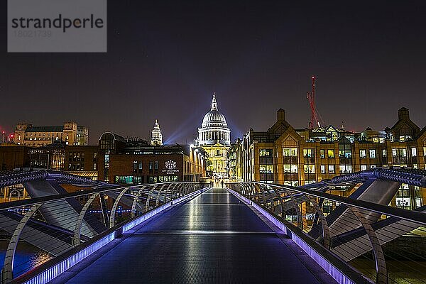 Beleuchtete Millennium Bridge und St. Paul's Cathedral  Nachtaufnahme  London  Region London  England  Großbritannien  Europa