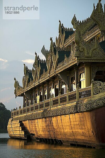 Karaweik (konkrete Reproduktion eines königlichen Lastkahns)  Kandawgyi-See  Rangoon  Myanmar  März  Asien