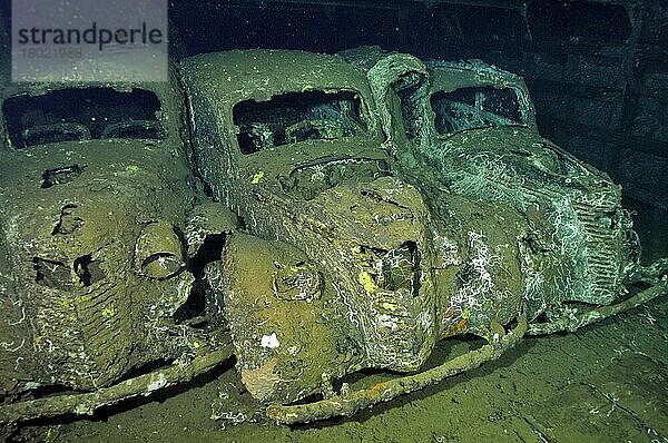Alte FIAT Autos  dreißiger Jahre  Wrack Umbria  Militärfrachter  Frachter  gesunken 1941  Wingate Reef  Port Sudan  Sudan  Port Sudan  Afrika