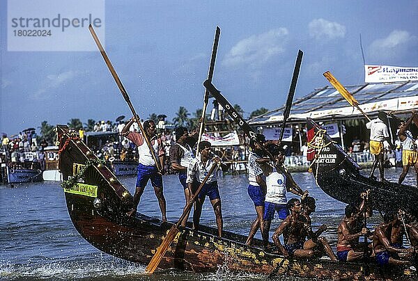 Das farbenfrohe Bootsrennen in Kerala wird am Punnamada-See in Alappuzha am zweiten Samstag jedes Augusts zum Gedenken an den ersten indischen Premierminister Pandit Jawaharlal Nehru durchgeführt  Alleppy  Alappuzha  Kerala  Indien  Asien