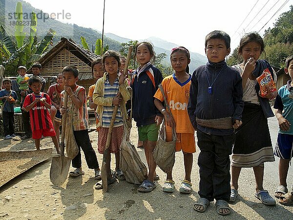 Kinder in Dorf am Fluss Mekong  Provinz Oudomxay  Laos  Asien