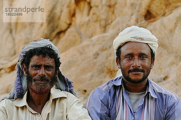 Zwei lokale Männer  Nahaufnahme der Köpfe  Sokotra  Jemen  Marsch  Asien