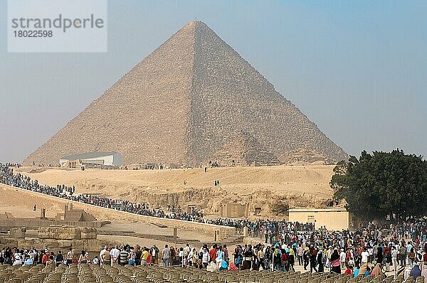Große Pyramide von Cheops  Sonnenbarke  Touristen  Pyramiden von Gizeh  Gizeh  Cheops-Pyramide  Ägypten  Afrika