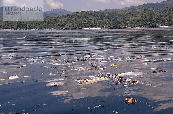 Auf dem Meer treibender Müll  Insel Ambon  Maluku-Inseln  Banda-See  Indonesien  Asien