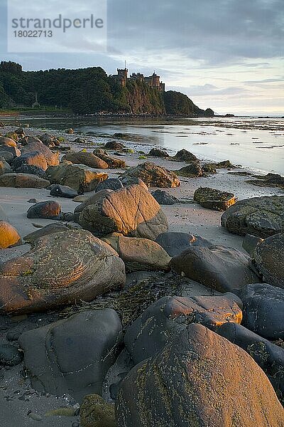 Blick auf die Felsen am Strand und die Burg auf der Klippe bei Sonnenuntergang  Culzean Castle  South Ayrshire  Schottland  Juni