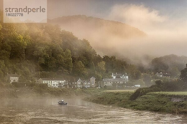 Ansicht eines Dorfes am Flussufer im Nebel bei Tagesanbruch  Tintern  River Wye  Wye Valley  Monmouthshire  Wales  Oktober