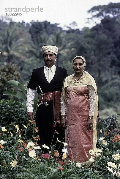 Kodava-Paar in ihrer traditionellen Kleidung in Madikeri  Mercara in Kodagu Coorg  Karnataka  Indien  Asien