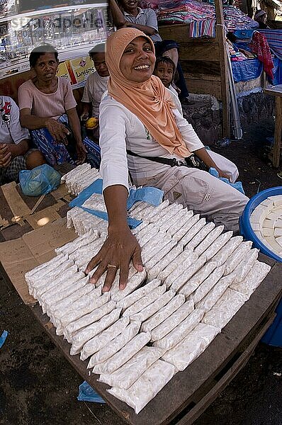 Frau verkauft Sojabohnenprodukte (Tempe und Tofu) auf dem Markt  Kalabahi  Insel Alor  Alor-Archipel  Kleine Sunda-Inseln  Indonesien  Asien