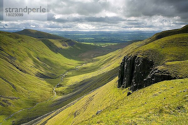 Ansicht des U-förmigen Tals mit Blick auf das Eden Valley  High Cup Nick  North Pennines  Cumbria  England  Mai