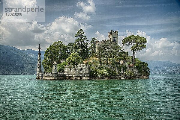 Ansicht der Burg auf der Seeinsel  Isola di Loreto  Lago d'Iseo  Val Camonica  Zentralalpen  Brescia  Lombardei  Italien  Juli  Europa