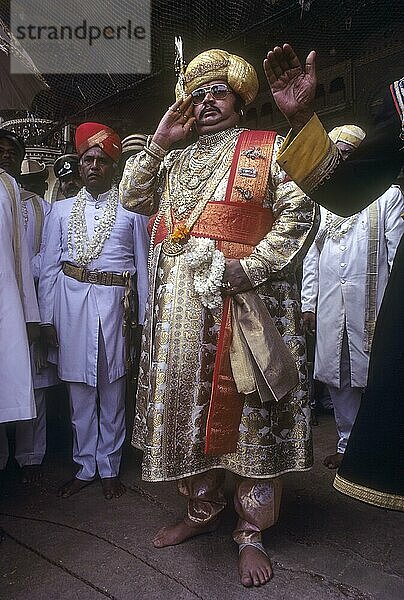 Empfang des Grußes durch Seine Hoheit Srikantadatta Narasimharaja Wadiyar Bahadur  Maharadscha von Mysore. Dussera-Fest in Mysore  Karnataka  Indien  Asien