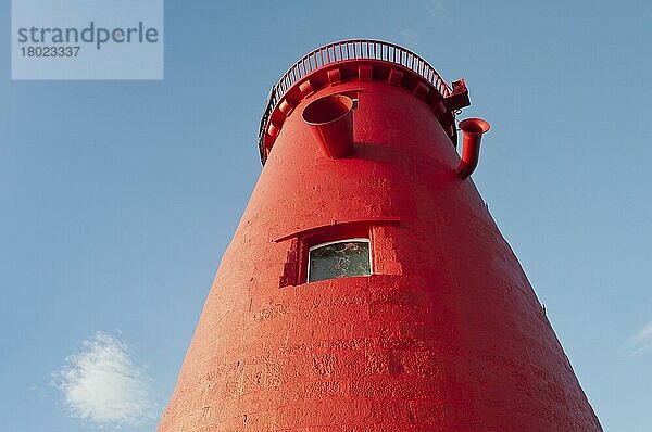 Leuchtturm auf der Seemauer zum Schutz der Hafeneinfahrt  Leuchtturm Poolbeg  Great South Wall  Dublin Port  Dublin Bay  Irland  November  Europa