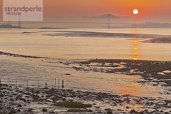 Blick über die Flussmündung in Richtung Hängebrücke im Nebel in der Morgendämmerung  gesehen von Blackrock (Portskewett)  Severn Bridge  River Severn  Severn Estuary  Monmouthshire  Wales  August