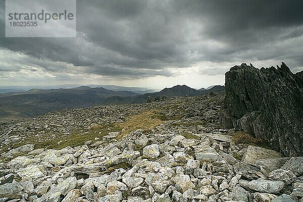 Blick auf die Felsen auf dem Gipfel des Berges  Glyder Fawr  Glyderau  Snowdonia  Conwy  Wales  Mai