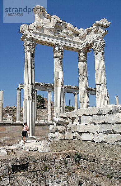 Trajaneum  Tempelruinen  antike Stadt  Pergamon  Türkei  Asien