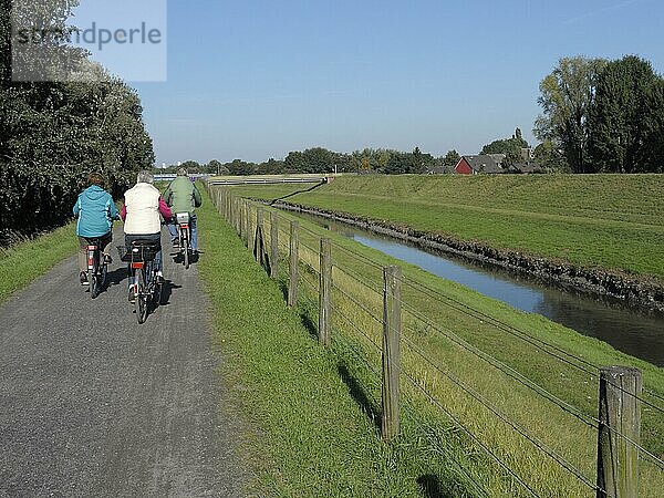 Emscher  Flusslauf  Fuss- und Radweg auf Emscherdeich  September  Oberhausen  Ruhrgebiet  Nordrhein-Westfalen  Deutschland  Europa