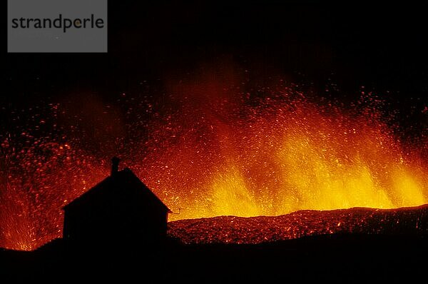 Vulkanausbruch  ausbrechende Lava mit Stadthaus als Silhouette  Vulkan Eldfell  Heimaey  Westmann-Inseln  Island  1973  Europa