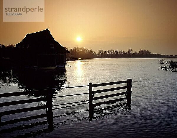 Ansicht des schwimmenden Besucherzentrums als Silhouette bei Sonnenuntergang  Ranworth Broad Conservation Centre  Ranworth Broad  River Bure  The Broads N.P.  Norfolk  England  Großbritannien  Europa