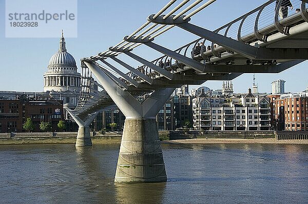 Fußgänger überqueren Fluss auf stählerner Hängebrücke  St. Paul's Cathedral im Hintergrund  Millennium Bridge  Themse  London  England  April