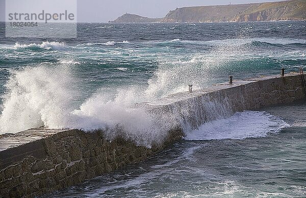 Wellen brechen über die Hafenmauer  Blick in Richtung Cape Cornwall  Sennen-Bucht  Sennen  Cornwall  England  Mai