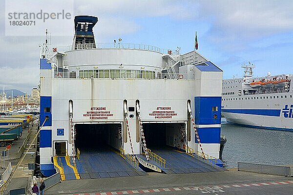 Italien  Italia  Hafen in Genua  Tirrenia Fährschiff  Einfahrt für LKW  Busse  PKW usw. auf Fähre  Europa