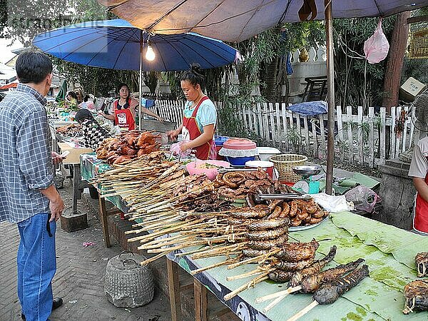 Markt  Marktstand  Händler  Fleischspieße  Fischspieße  Sate  Luang Prabang  Provinz Luang Prabang  Laos  Asien