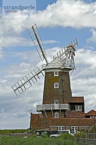 Die Windmühle von Cley stammt aus dem frühen 18. Jahrhundert und ist ein bekanntes Wahrzeichen an der Küste von Nord-Norfolk. Sie bietet einen atemberaubenden Blick über die Salzsümpfe bis nach Blakeney Point und das Meer  während sie sich gemüt