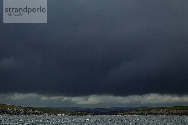 Sturmwolken und Küstenlinie  über Weisdale und Nesting  Festland  Shetland-Inseln  Schottland  Juni