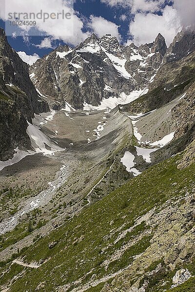 Blick auf Alpengletscher und Tal  Glacier Noir  Barre des Ecrins (4102 Meter)  Ecrins N. P. Alpen  Frankreich  Europa