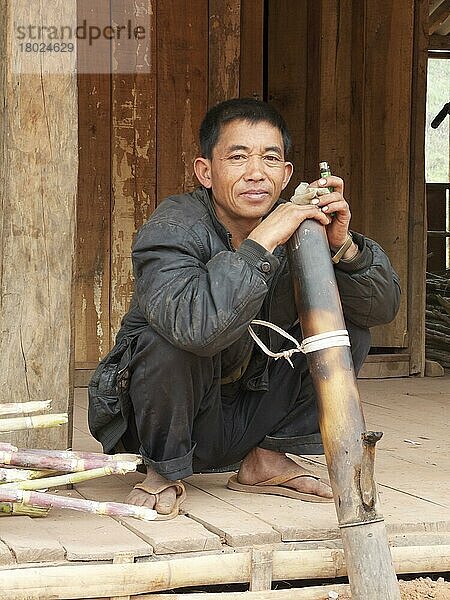  rauchender Mann mit Bambus  Ou Tai  Provinz Oudomxay  Laos  Asien