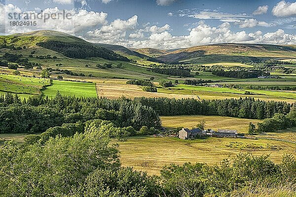 Blick auf Ackerland und Berglebensraum  Reed Barn  Hodder Valley  Forest of Bowland  Lancashire  England  Juli