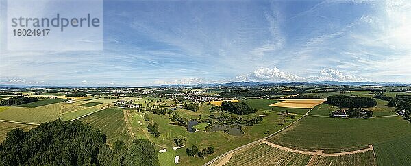 Drohnenaufnahme  Agrarlandschaft und Golfclub Herzog Tassilo bei Bad Hall  Traunviertel  Oberösterreich  Österreich  Europa