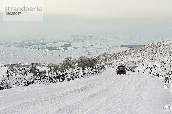 Fahrzeug mit Allradantrieb auf schneebedeckter Hochlandstraße  Peak District  Derbyshire  England  Winter