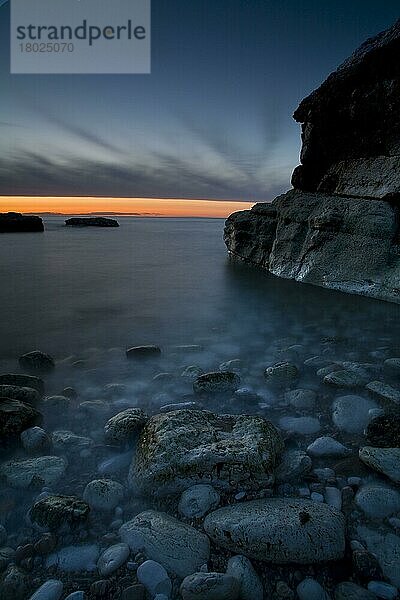 Bucht mit Kieselsteinen am Strand  auf Kreidespitze bei Sonnenuntergang  Thornwick Bay  Flamborough Head  North Yorkshire  England  Mai