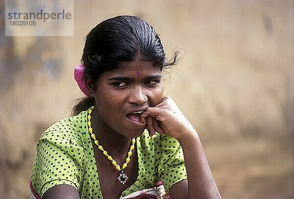 Betta Kurumba belle sitzend vor ihrer Hütte  Stammesangehörige in Mudumalai  Nilgiris  Tamil Nadu  Indien  Asien