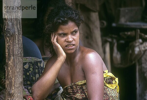 Betta Kurumba Frau vor ihrer Hütte sitzend  Stammesangehörige in Mudumalai  Nilgiris  Tamil Nadu  Indien  Asien