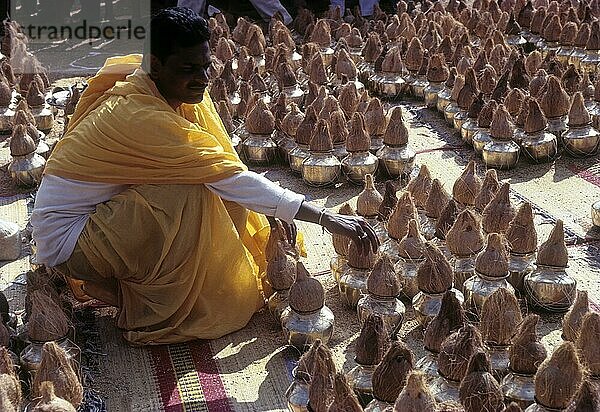 Ein Jain bei einer Puja  sravanabelagola  karnataka  Indien  Asien