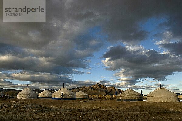 Kasachisches Nomadenlager in der Steppe  Bajan-Ulgii  Westliche Mongolei  Oktober
