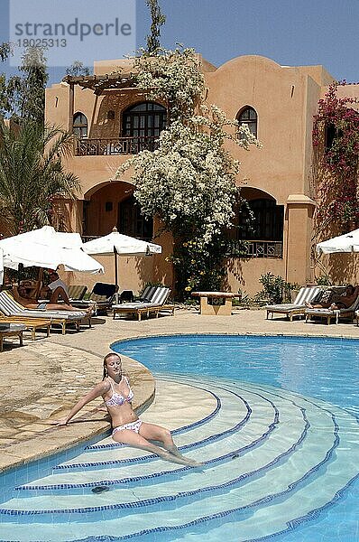 Junge Frau in Swimmingpool  el-Guna  Ägypten  Afrika