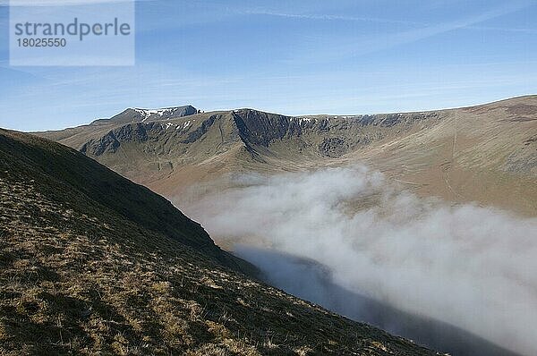 Blick über die Wolken im Hochland-Tal  Blencathra  Lake District N.P.  Cumbria  England  April