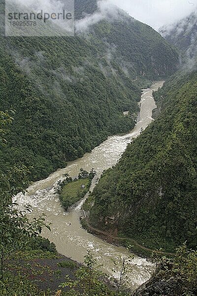 Blick auf Fluss und bewaldete Talhänge  Dulongjiang (Taron-Fluss)  Gaoligong Shan  Yunnan  China  September  Asien