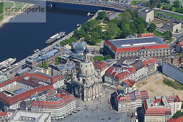 Elbe mit Frauenkirche und Albertinum  Altstadt  Dresden  Sachsen  Deutschland  Europa
