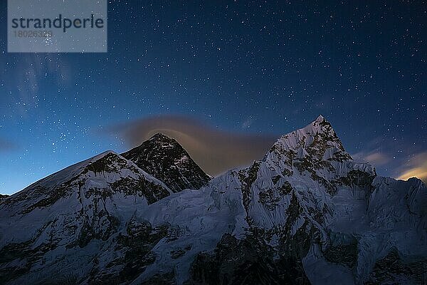 Aussicht bei Nacht vom Kala Patthar auf Mount Everest  Chomolungma  Sagarmatha  8848m  und Nuptse Westflanke  7861m  Sagarmatha Nationalpark  Solu Khumbu  Nepal  Asien