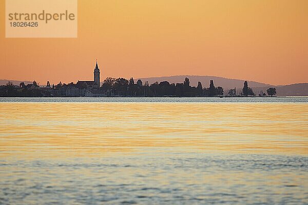 Kirche und Hafen von Romanshorn im Abendlicht  Aussicht von Arbon über den Bodensee