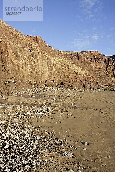 Blick auf Meeresklippen und Kieselsteine am Strand  Filey Bay  Filey  East Yorkshire  England  Januar