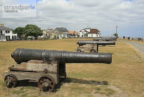 18. Jahrhundert 18-Pfund-Geschütze an der Strandpromenade der Küstenstadt  Gun Hill  Southwold  Suffolk  England  Mai
